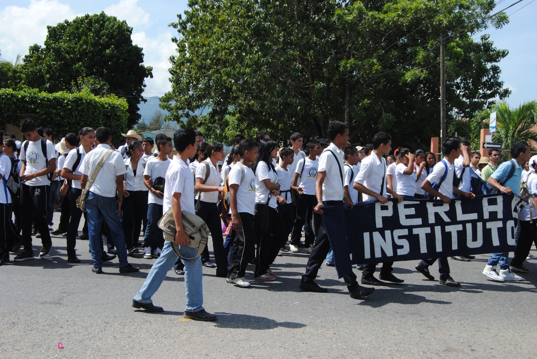 Estudiantes progreseños salen a protestar el Día internacional de la juventud y son recibidos por policías listos para reprimir