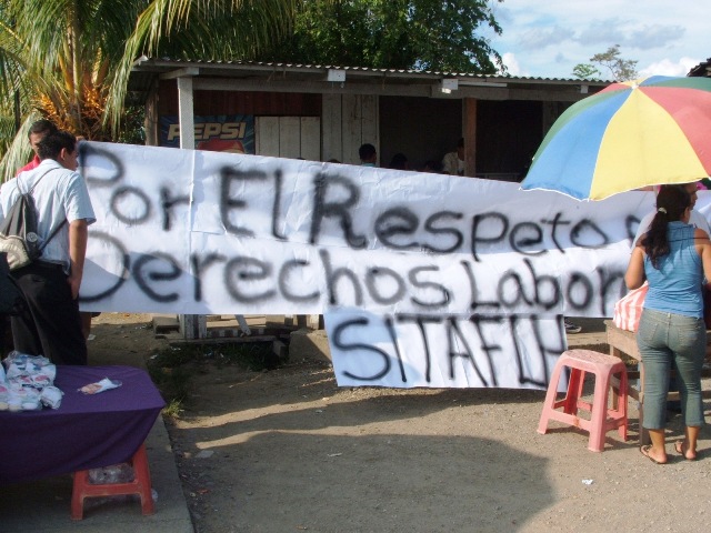 Sindicato de ALCOA protesta frente a la fabrica por despidos a dirigentes