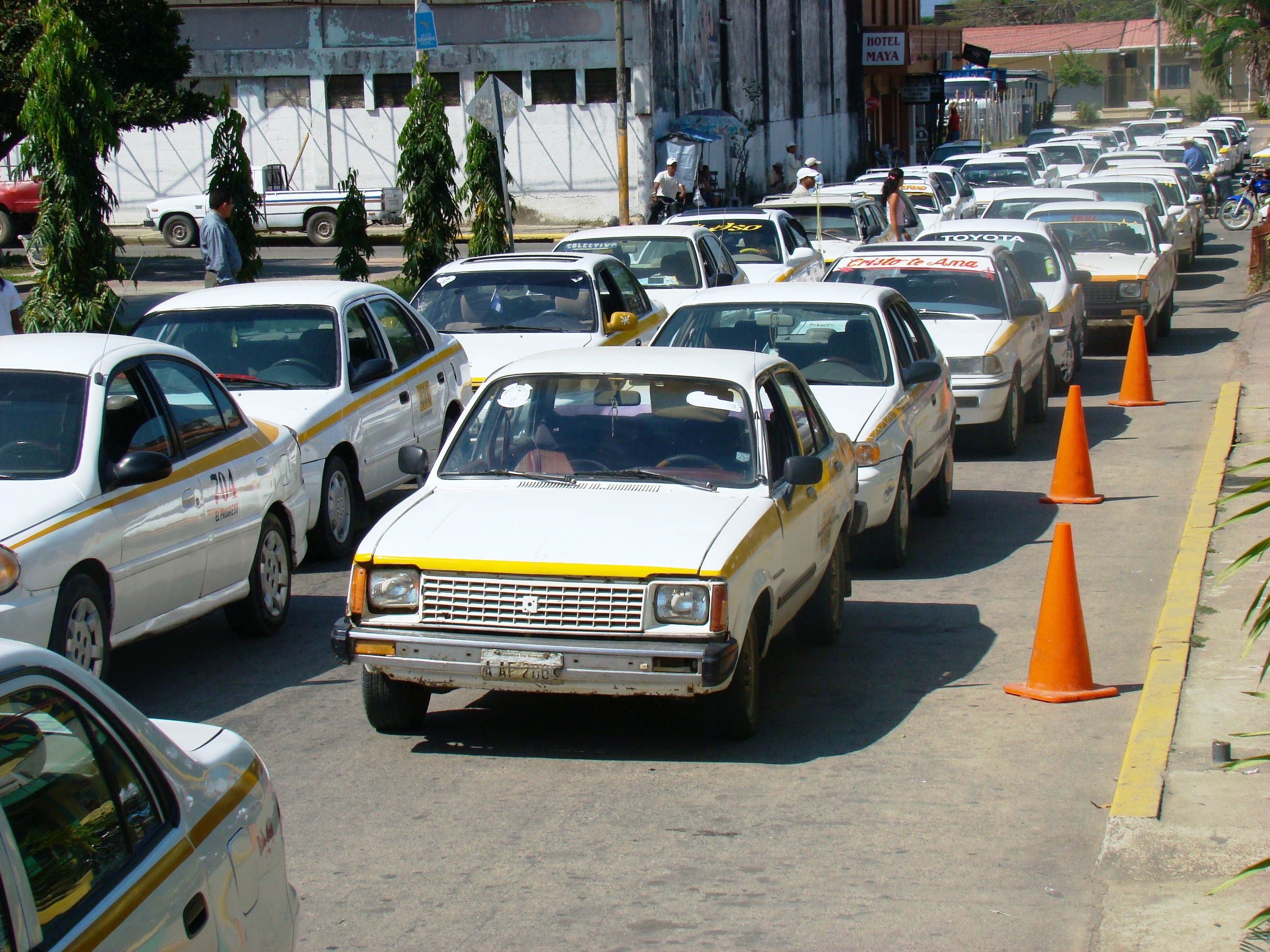 Exigiendo subsidio al precio de la gasolina taxistas se toman vías de comunicación