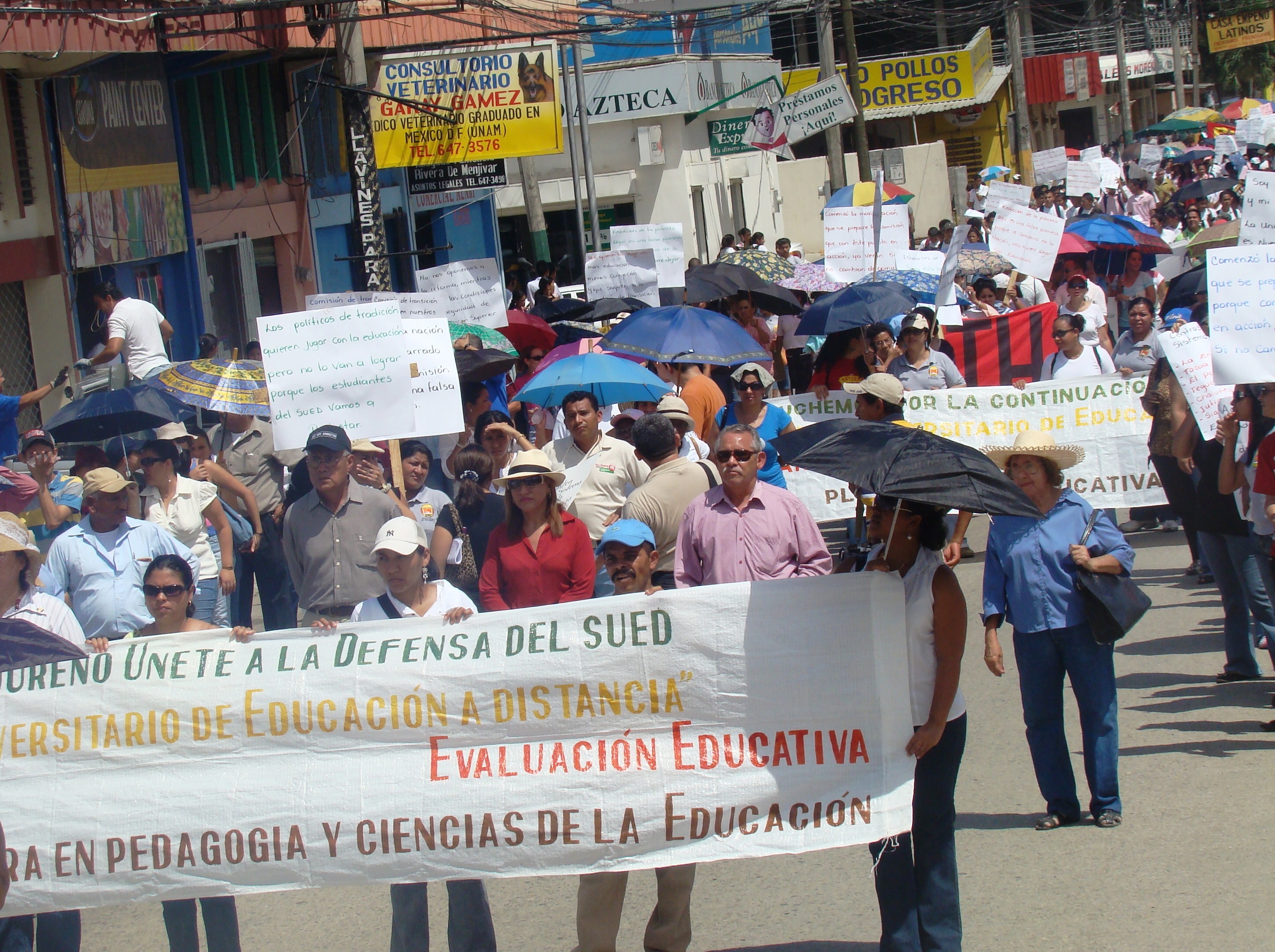 Protestan por anuncio de cierre de centros Universitarios de Educación a Distancia