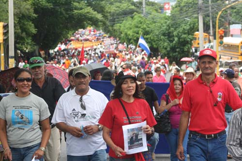 ¡Centenares de miles del Pueblo Hondureño marcha contra la política de hambre!