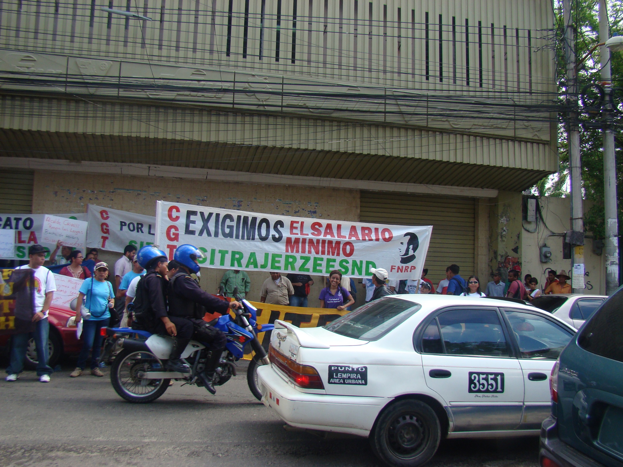 Se toman oficinas de la Regional del Trabajo en San Pedro Sula demandando salario mínimo.