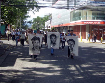 Fotografías del acto colectivo en memoria de las víctimas del golpe de Estado en SPS