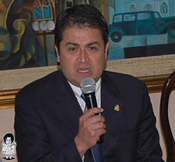 Juan O. Hernández amenaza a los docentes con someter el Estatuto del Docente a consulta popular