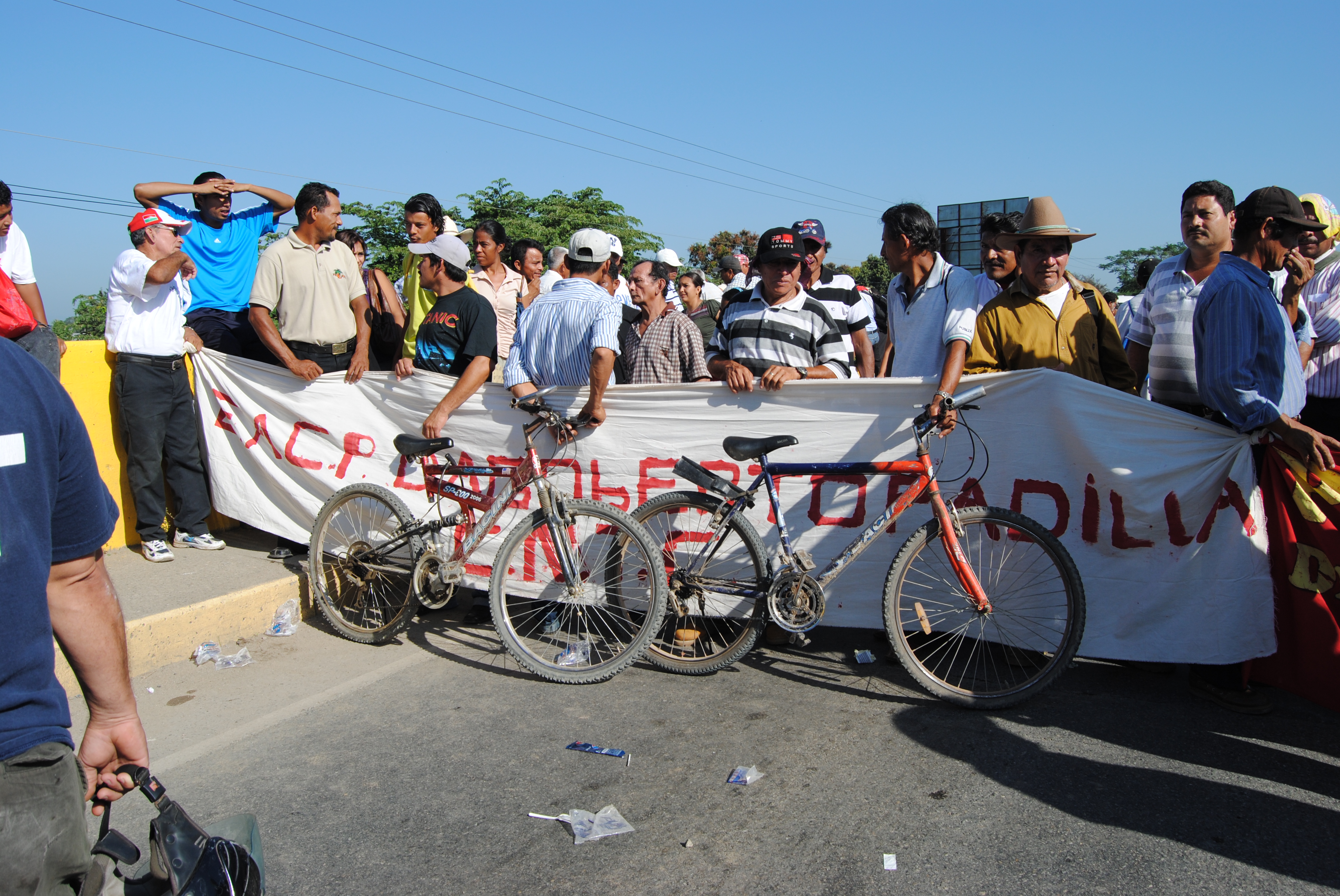 Campesinos bloquearon carretera de El Progreso hacia el litoral atlántico y vuelven el 27
